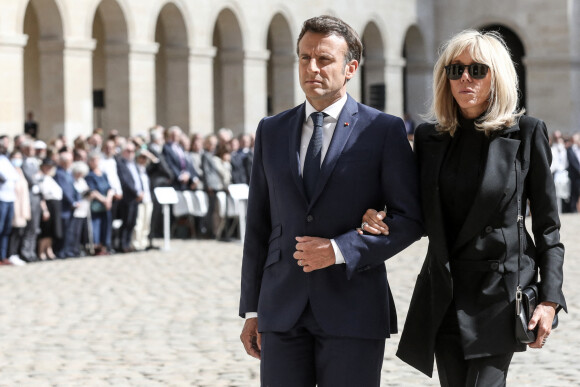 Le président français Emmanuel Macron accompagné de la première dame Brigitte Macron lors de l'hommage national à Françoise Rudetzki dans la cour d'honneur de l'Hôtel national des Invalides. à Paris, le 1er juini 2022