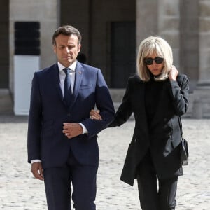 Le président français Emmanuel Macron accompagné de la première dame Brigitte Macron lors de l'hommage national à Françoise Rudetzki dans la cour d'honneur de l'Hôtel national des Invalides. à Paris, le 1er juini 2022