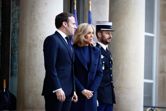 Le président Emmanuel Macron, la première dame Brigitte Macron - Le président de la République et sa femme accueillent le président du conseil européen et le premier ministre du Luxembourg au palais de l'Elysée à Paris le 10 janvier 2020