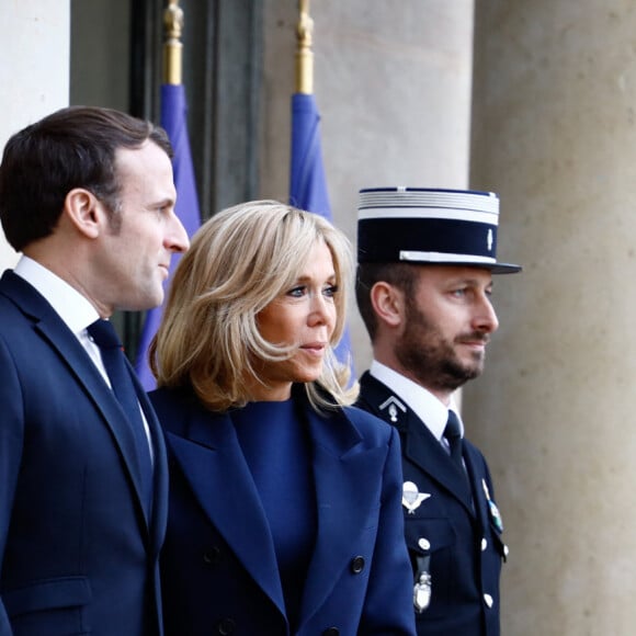 Le président Emmanuel Macron, la première dame Brigitte Macron - Le président de la République et sa femme accueillent le président du conseil européen et le premier ministre du Luxembourg au palais de l'Elysée à Paris le 10 janvier 2020