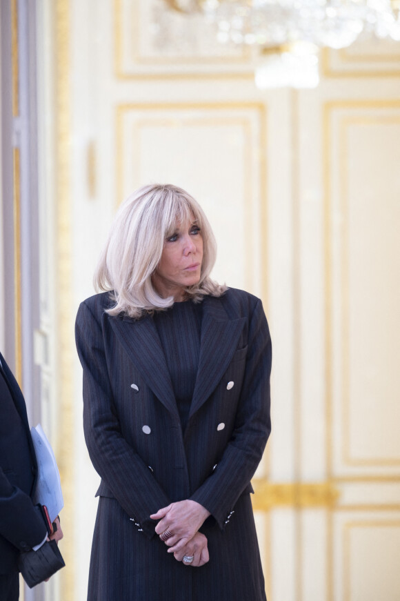 La Première Dame, Brigitte Macron lors d'une cérémonie en l'honneur des premiers lauréats de l'initiative Marianne pour les défenseurs des droits de l'homme au palais de l'Elysée à Paris, France, le 8 mars 2022