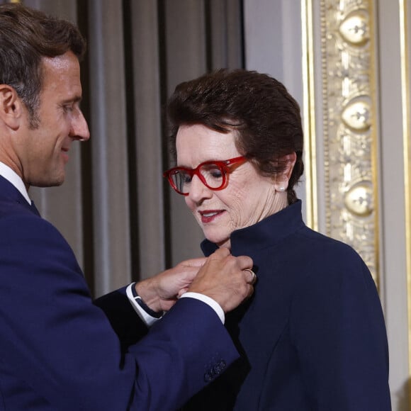 Le président de la République française, Emmanuel Macron décore de la Légion d'honneur la légende du tennis Billie Jean King au palais de l'Elysée à Paris, France, le 3 juin 2022