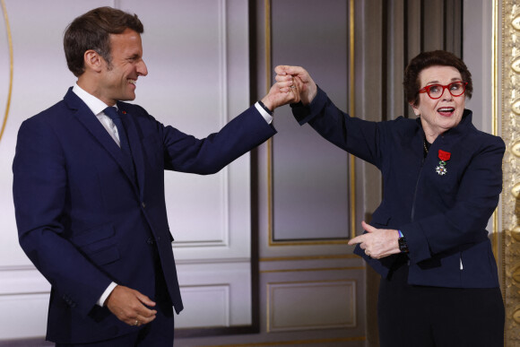 Le président de la République française, Emmanuel Macron décore de la Légion d'honneur la légende du tennis Billie Jean King au palais de l'Elysée à Paris, France, le 3 juin 2022