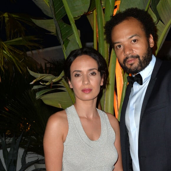 Fabrice Eboué et sa compagne Amelle Chahbi (robe et chaussures Paule Ka) - Madame Figaro, Chopard et UniFrance s'associent pour célébrer le temps du dîner "Cannes French Party" le rayonnement du cinéma français dans le monde sur La terrasse By Albane lors du 70ème festival de Cannes le 18 mai 2017. © Veeren/Bestimage 