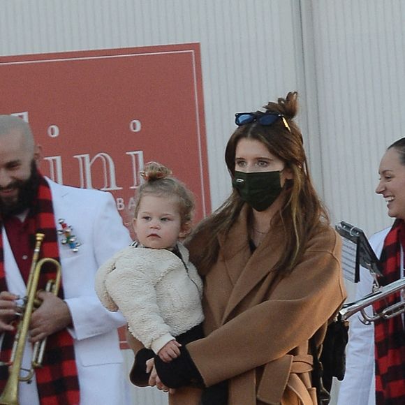 Chris Pratt et sa femme Katherine Schwarzenegger, enceinte, font une sortie en famille à Los Angeles le 18 décembre 2021. C'est la première sortie publique de Katherine depuis qu'elle attend son deuxième enfant avec Chris. 