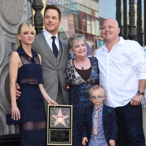 Chris Pratt avec sa femme Anna Faris, leur fils Jack et leur famille - Chris Pratt reçoit son étoile sur le Walk of Fame à Hollywood le 21 avril 2017. 