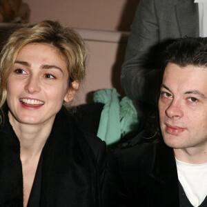Julie Gayet et Benjamin Biolay lors du défilé Valentino 2008-2009 à Paris le 28 février 2008