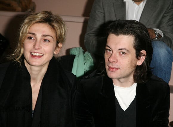 Julie Gayet et Benjamin Biolay lors du défilé Valentino 2008-2009 à Paris le 28 février 2008