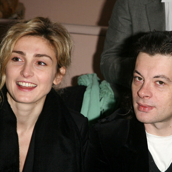 Julie Gayet et Benjamin Biolay lors du défilé Valentino 2008-2009 à Paris le 28 février 2008