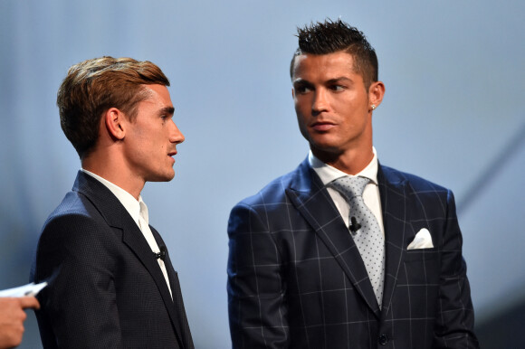 Cristiano Ronaldo et Antoine Griezmann lors de la remise des trophées UEFA du Championnat d'Europe. Cristiano Ronaldo a été élu "Meilleur joueur d'Europe". Monaco. © Bruno Bebert/Bestimage