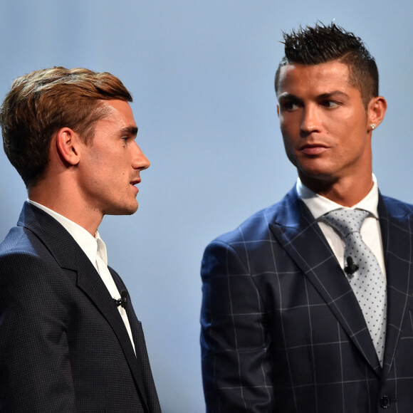 Cristiano Ronaldo et Antoine Griezmann lors de la remise des trophées UEFA du Championnat d'Europe. Cristiano Ronaldo a été élu "Meilleur joueur d'Europe". Monaco. © Bruno Bebert/Bestimage