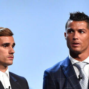 Cristiano Ronaldo et Antoine Griezmann lors de la remise des trophées UEFA du Championnat d'Europe 2016. Cristiano Ronaldo a été élu "Meilleur joueur d'Europe" pour la saison 2015-2016. Monaco, le 25 août 2016. © Bruno Bebert/Bestimage