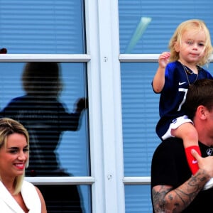 Antoine avec sa femme Erika Choperena et sa fille Mia - Antoine Griezmann, fêté par sa ville de Mâcon 5 jours après sa victoire à la finale de la Coupe du Monde 2018 à Mâcon le 20 juillet 2018 © Romain Doucelin / Bestimage