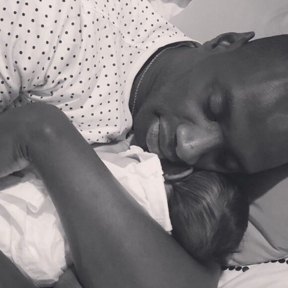 Omar Sy avec son enfant dans ses bras, publication Instagram du 21 juin 2020.