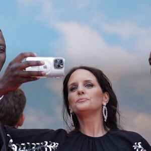 Omar Sy avec sa femme Hélène, Alassane Diong à la montée des marches de "Top Gun : Maverick" lors du 75ème Festival International du Film de Cannes.