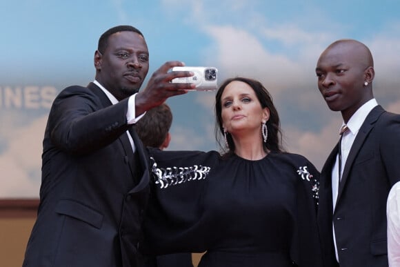 Omar Sy avec sa femme Hélène, Alassane Diong à la montée des marches de "Top Gun : Maverick" lors du 75ème Festival International du Film de Cannes.