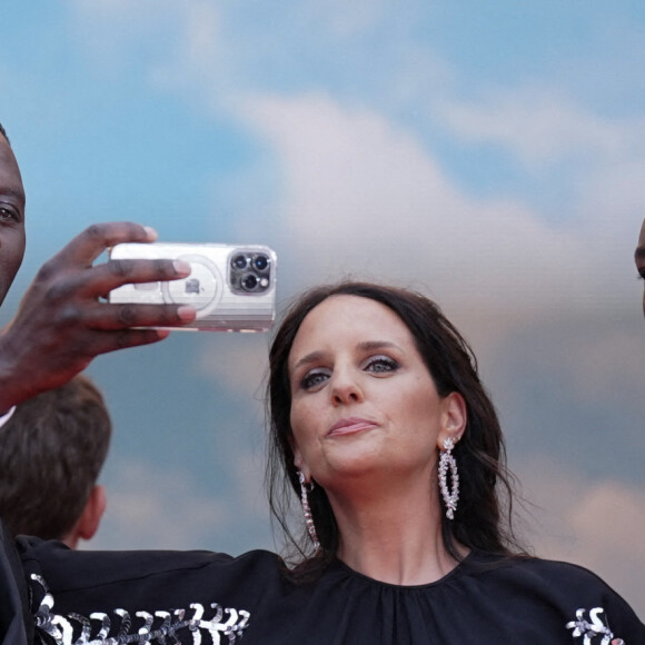 Omar Sy avec sa femme Hélène, Alassane Diong à la montée des marches de "Top Gun : Maverick" lors du 75ème Festival International du Film de Cannes.