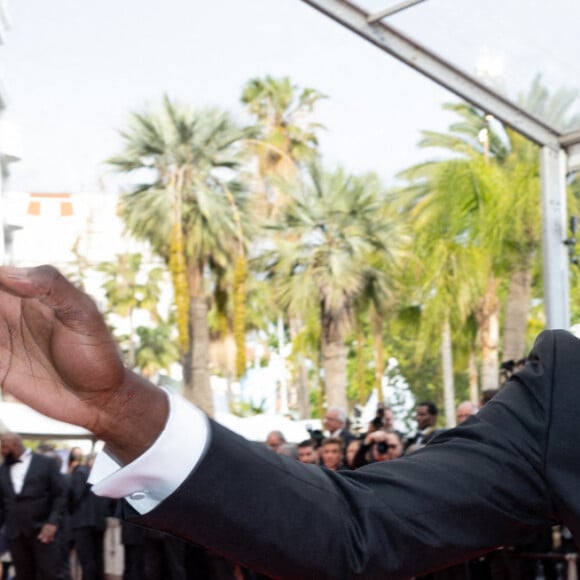 Omar Sy - Montée des marches du film " Top Gun : Maverick " lors du 75ème Festival International du Film de Cannes. Le 18 mai 2022 © Olivier Borde / Bestimage 