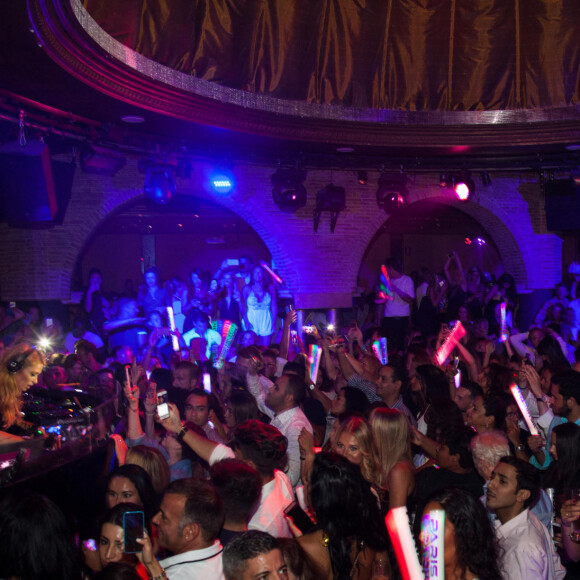 Paris Hilton mixe au nightclub "Olivia Valere" à Marbella. Espagne, le 6 août 2016. © Lorenzo Carnero via Zuma Press/Bestimage