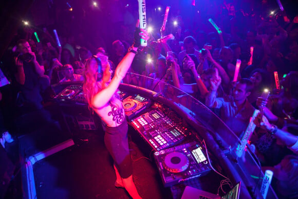 Paris Hilton mixe au nightclub "Olivia Valere" à Marbella. Espagne, le 6 août 2016. © Lorenzo Carnero via Zuma Press/Bestimage