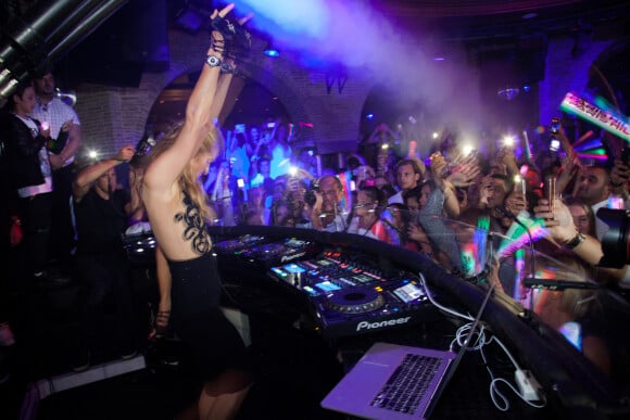 Paris Hilton mixe au nightclub "Olivia Valere" à Marbella. Espagne, le 6 août 2016. © Lorenzo Carnero via Zuma Press/Bestimage