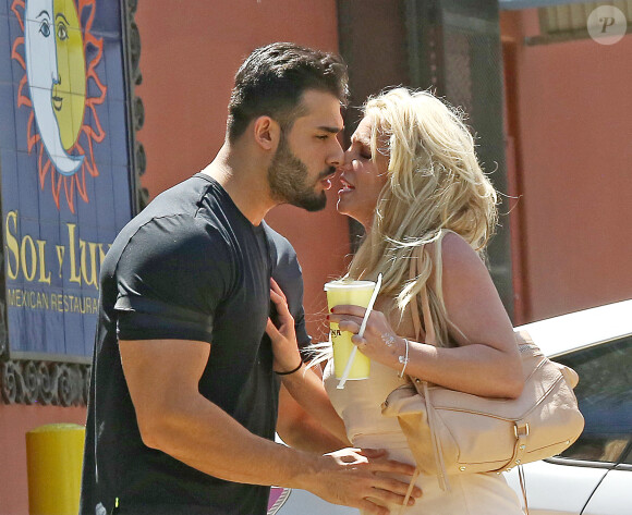 Britney Spears et son compagnon Sam Asghari sortent de leur dîner romantique au restaurant mexicain Sol Y Luna dans le quartier Tarzana à Los Angeles, le 7 mai 2018.