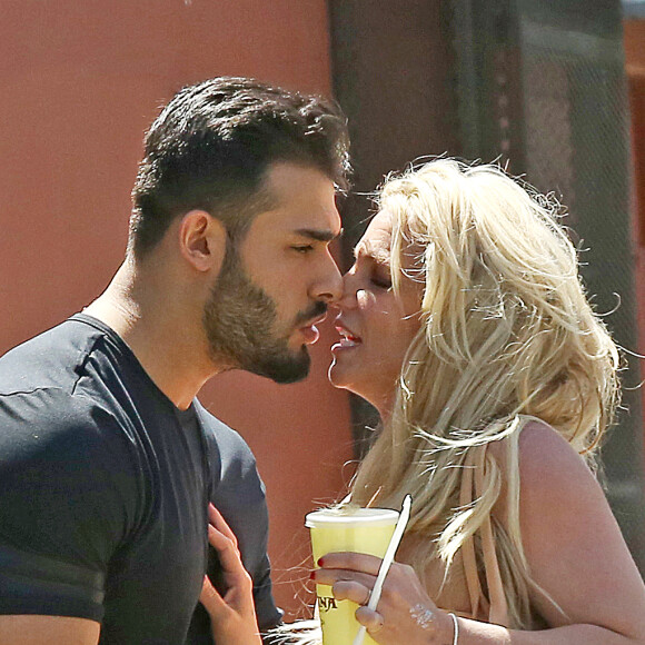 Britney Spears et son compagnon Sam Asghari sortent de leur dîner romantique au restaurant mexicain Sol Y Luna dans le quartier Tarzana à Los Angeles, le 7 mai 2018.