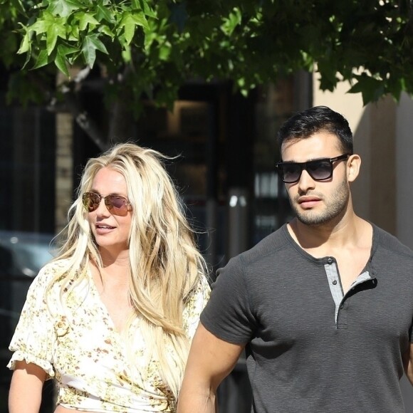 Britney Spears se balade avec son compagnon Sam Asghari à Camarillo en Californie. Le 17 mai 2019.