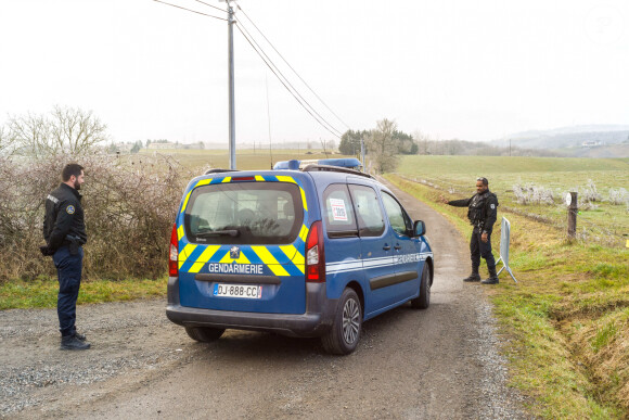 Les gendarmes sécurisant la zone de recherche du corps de Delphine Jubillar le 19 janvier 2022 aux alentours de Cagnac-les-Mines dans le Tarn
