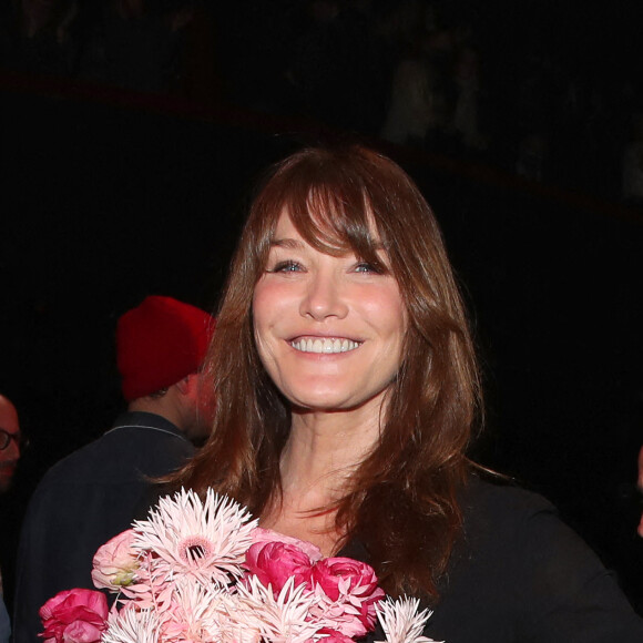 Exclusif - Carla Bruni-Sarkozy - Coulisses du XVème gala pour la Fondation Recherche Alzheimer à l'Olympia à Paris le 14 mars 2022. Sous la direction artistique de P. Souchon, des grands noms de la chanson française se mobilisent autour d'un concert sur le thème "2 générations chantent pour la 3ème". L'intégralité des bénéfices de cette soirée servira à financer la recherche sur la maladie d'Alzheimer. © Bertrand Rindoff/Bestimage 