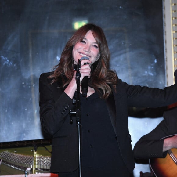 Exclusif - Carla Bruni-Sarkozy - Dîner des "Femmes Culottées" Etam au Musée de la Monnaie à Paris le 22 mars 2022. Avec "Femmes culottées", Etam a décidé de mettre à l'honneur 52 femmes dans une série de photos de S. Sieff. Soutenant le réseau associatif Solidarité Femmes, le projet mêlera des noms connus et des personnalités de l'ombre à l'histoire inspirante. Cette initiative sur le long court est menée main dans la main avec Solidarité Femmes, réseau de 73 associations qui luttent contre les violences faites aux femmes et le 3919, le numéro d'aide aux femmes victimes de violences. Toutes les participantes arborent d'ailleurs un t-shirt blanc sur lequel on peut lire Femme Culottée. La pièce est disponible à l'achat en ligne ou en magasin pour 19,99 euros. L'intégralité des bénéfices de ce dernier ira au réseau associatif, un moyen pour la marque de marquer son engagement. © Rachid Bellak/Bestimage 