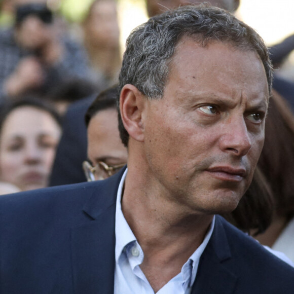 Marc-Olivier Fogiel, directeur général de BFM Tv, et le secrétaire général de Reporters sans frontières (RSF) Christophe Deloire lors d'un rassemblement d'hommage au journaliste français tué en Ukraine, Frederic Leclerc-Imhoff, place de la République, Paris, le 10 juin 2022. Le journaliste français de la chaîne d'information BFM TV, Frédéric Leclerc-Imhoff, a été tué dans l'est de l'Ukraine le 1er juin 2022, alors qu'il se trouvait à bord d'un bus humanitaire avec des civils fuyant les bombardements russes place de la république, Paris, le 10 juini 2022.© Stéphane Lemouton/Bestimage 