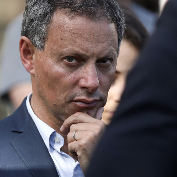 Marc-Olivier Fogiel, directeur général de BFM Tv, lors d'un rassemblement d'hommage au journaliste français tué en Ukraine, Frederic Leclerc-Imhoff, place de la République, Paris, le 10 juin 2022. Le journaliste français de la chaîne d'information BFM TV, Frédéric Leclerc-Imhoff, a été tué dans l'est de l'Ukraine le 1er juin 2022, alors qu'il se trouvait à bord d'un bus humanitaire avec des civils fuyant les bombardements russes place de la république, Paris, le 10 juini 2022.© Stéphane Lemouton/Bestimage 