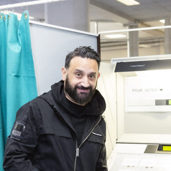 Exclusif - Cyril Hanouna vote pour le premier tour de l'élection présidentielle avec son fils à Paris avant de partir faire du padel le 10 avril 2022. © Jack Tribeca / Bestimage