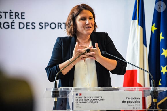 Passation de pouvoirs entre Roxana Maracineanu et Amélie Oudéa-Castéra, nouvelle ministre des Sports, au ministère des Sports à Paris, le 20 mai 2022.