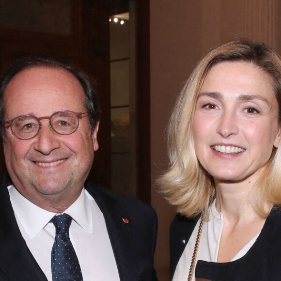 François Hollande et sa compagne Julie Gayet - Vernissage de l'exposition de la Collection François Pinault du Sculpteur Charles Ray à la Bourse du Commerce à Paris, France, le 15 Février 2022. Bertrand Rindoff/Bestimage 