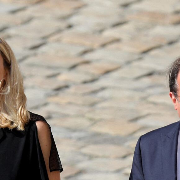 François Hollande et sa compagne Julie Gayet lors de la cérémonie d'hommage national à Jean-Paul Belmondo à l'Hôtel des Invalides à Paris, France, le 9 septembre 2021. © Dominique Jacovides/Bestimage 