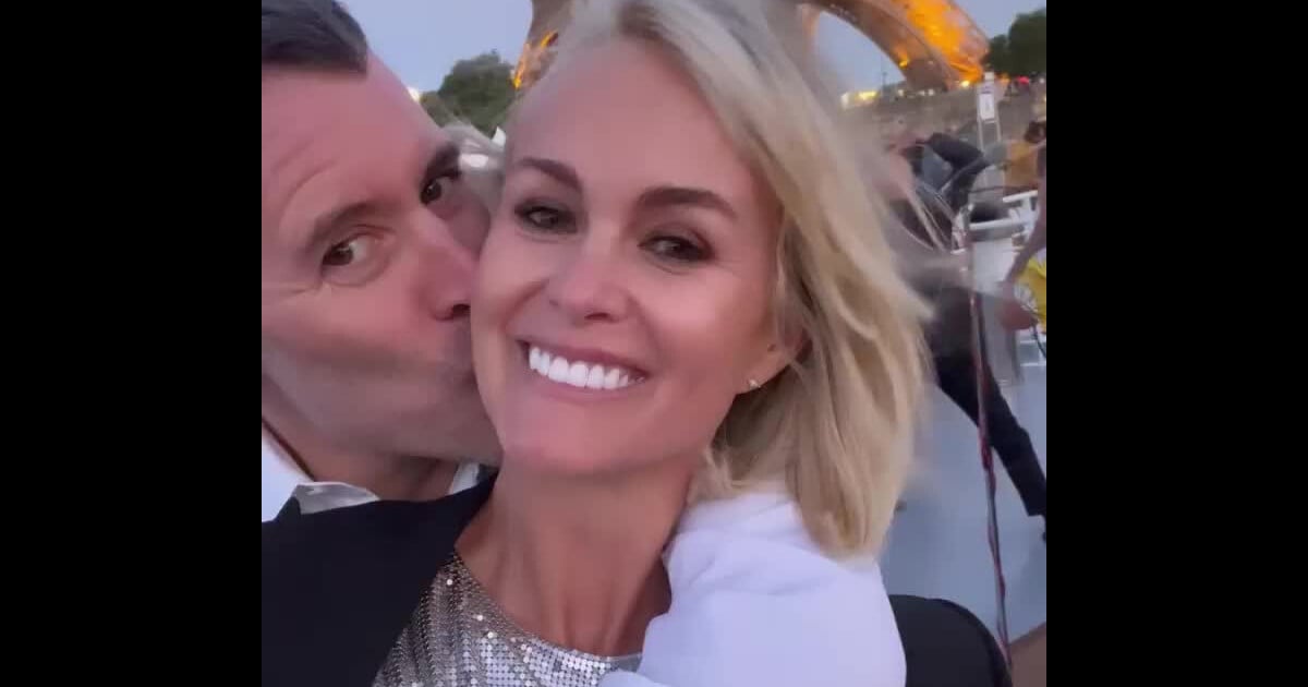 Laeticia Hallyday et Jalil Lespert Tendre baiser face à la Tour Eiffel le couple profite de