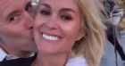 Laeticia Hallyday et Jalil Lespert devant la Tour Eiffel, à Paris. Instagram, juin 2022.