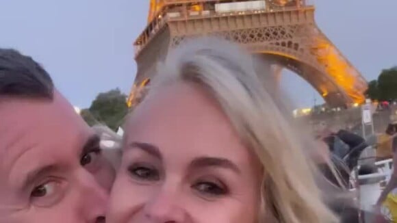 Laeticia Hallyday et Jalil Lespert devant la Tour Eiffel, à Paris. Instagram, juin 2022.