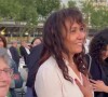 Laeticia Hallyday filme Amir lors d'une croisière sur la Seine en l'honneur de Thierry Chassagne, le 13 juin 2022