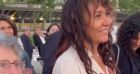 Laeticia Hallyday filme Amir lors d'une croisière sur la Seine en l'honneur de Thierry Chassagne, le 13 juin 2022