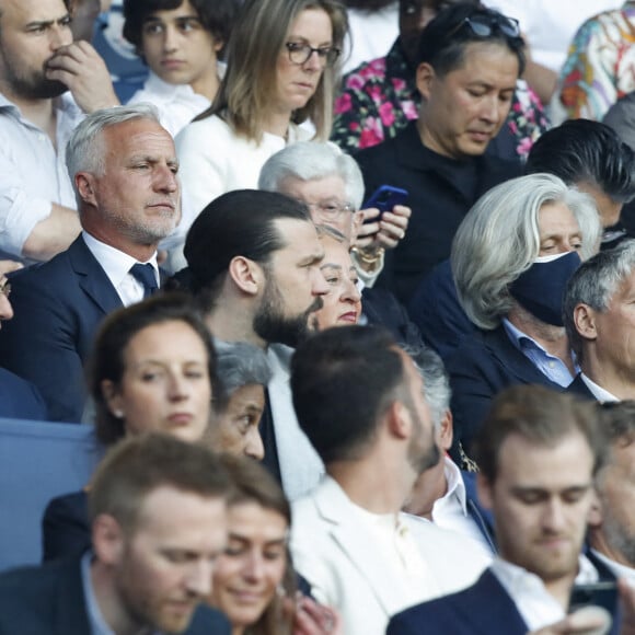 Jean Djorkaeff, David Ginola, Nicolas Sarkozy, dans les tribunes lors du match de Ligue 1 "PSG - Metz (5-0)" au Parc des Princes, le 21 mai 2022.