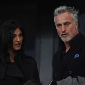 David Ginola et sa compagne Maeva Denat - People au match de football entre l'Olympique de Marseille et le Paris-Saint-Germain au stade vélodrome à Marseille le 26 février 2017. Ultra-dominateur, le PSG s'est imposé facilement à Marseille (5-1)