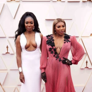 Venus Williams et Serena Williams lors de la 94ème édition de la cérémonie des Oscars au théâtre Dolby, à Los Angeles, Californie, Etats-Unis, le 27 mars 2022. 