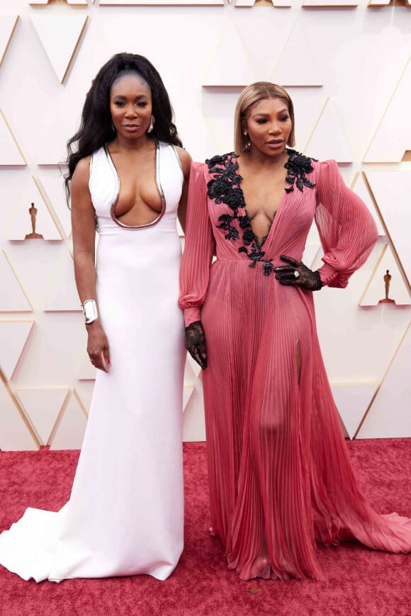 Venus Williams et Serena Williams lors de la 94ème édition de la cérémonie des Oscars au théâtre Dolby, à Los Angeles, Californie, Etats-Unis, le 27 mars 2022. 