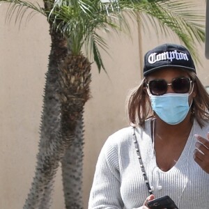 Serena Williams fait du shopping avec une amie à Beverly Hills le 25 mars 2022. 