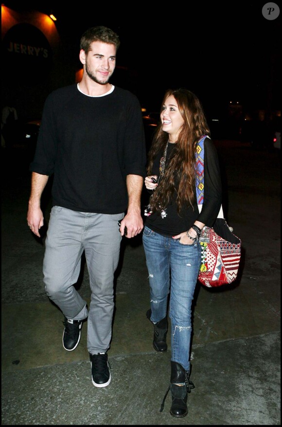 Miley Cyrus et son boyfriend, Liam Hemsworth, et Demi Lovato sortent dîner à Los Angeles, le 2 février 2010