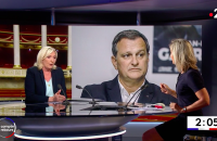 Extrait du journal télévisé de France 2 durant lequel Anne-Sophie Lapix interroge Marine Le Pen à l'aube du second tour des élections présidentielles.