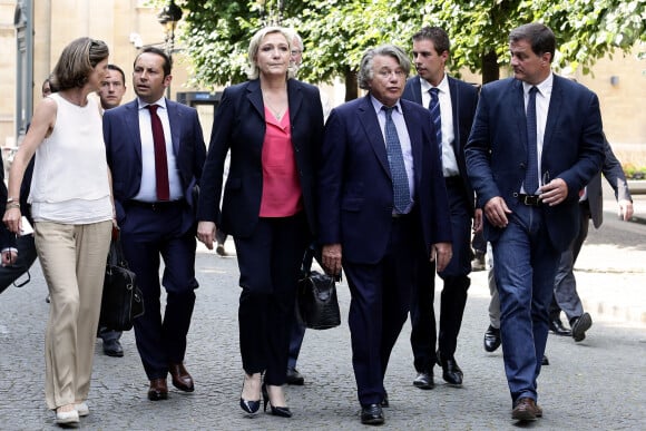 Louis Aliot, Bruno Bilde, Ludovic Pajot, Marine Le Pen, Gilbert Collard et Louis Alliot lors de la rentrée parlementaire des nouveaux députés à l'Assemblée nationale à Paris, le 21 juin 2017